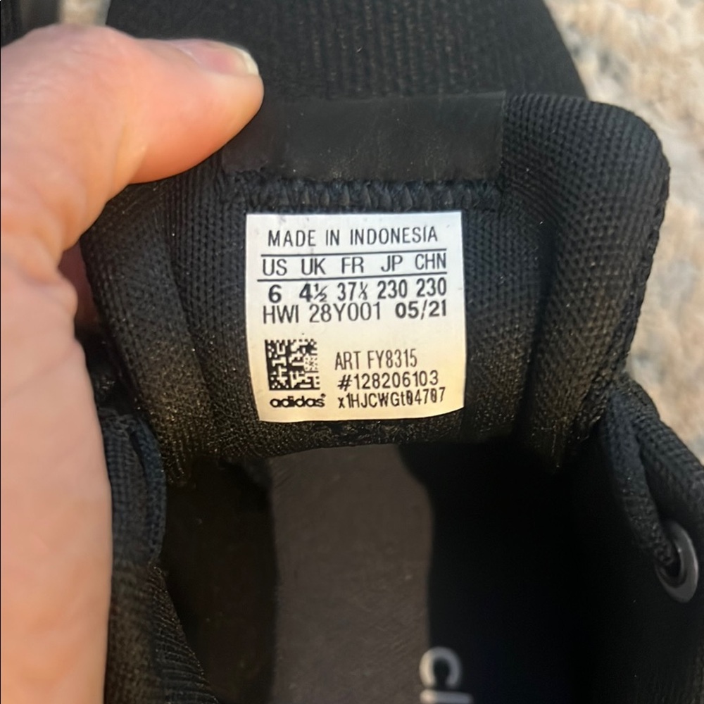 Adidas Black Sneakers with Streamlined Design - Picture 10 of 10